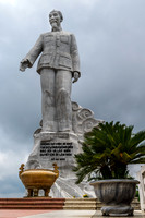 Hồ Chí Minh statue over Hòa Bình Dam